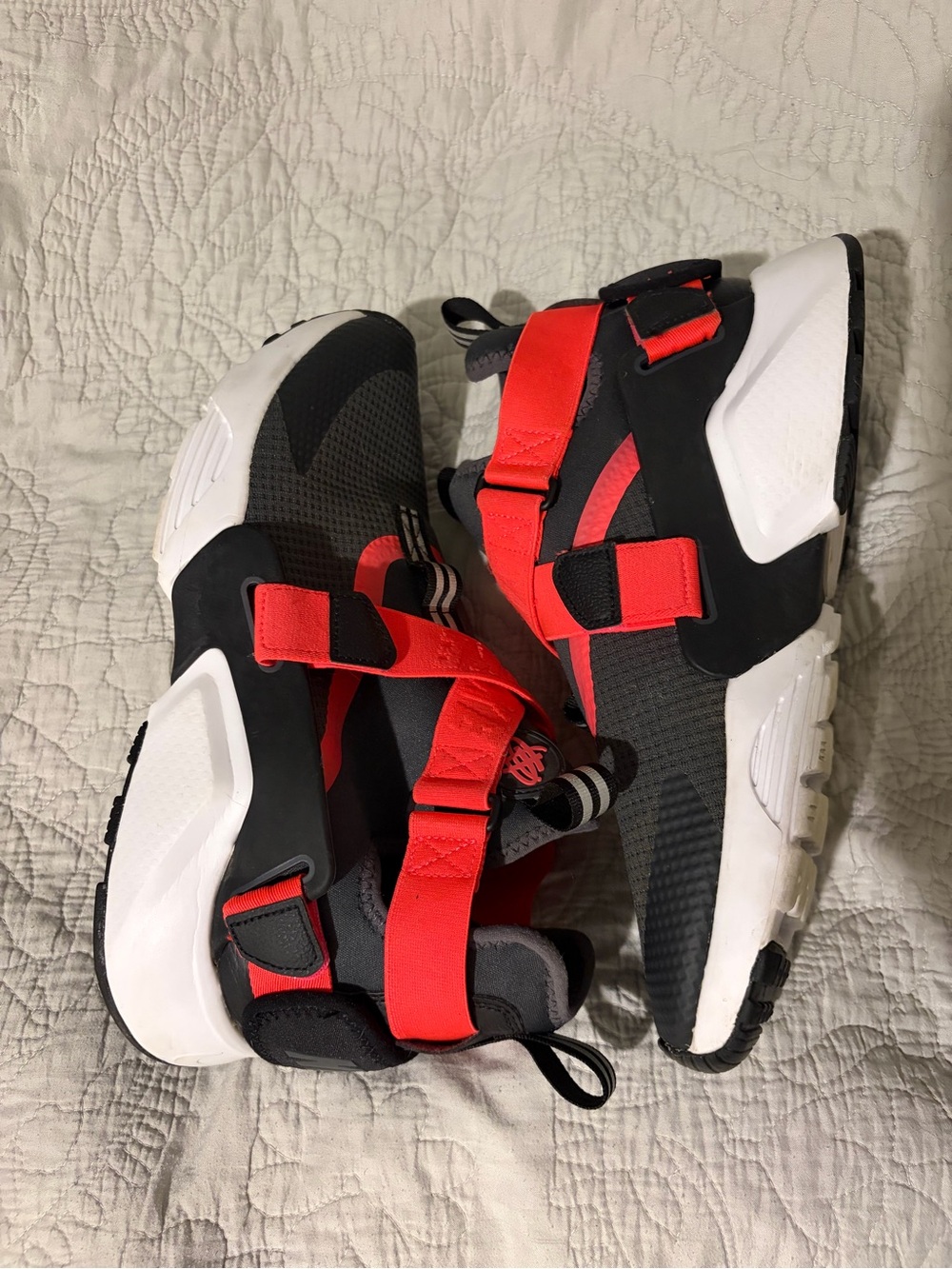 Nike Air Huarache City Sneakers in dark grey
and red